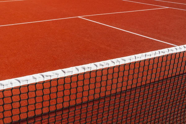 裁判所の背景にあるテニスネットのクローズアップ 晴れた日の公園のテニスコート ストック画像
