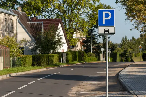 Znak Parkingowy Ulicy Dzielnicy Mieszkalnej Pusty Parking Bez Samochodów Ludzi Zdjęcie Stockowe