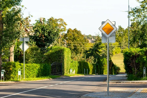 Приоритетный Дорожный Знак Улицах Маленького Городка Дорожные Знаки Лицензионные Стоковые Изображения