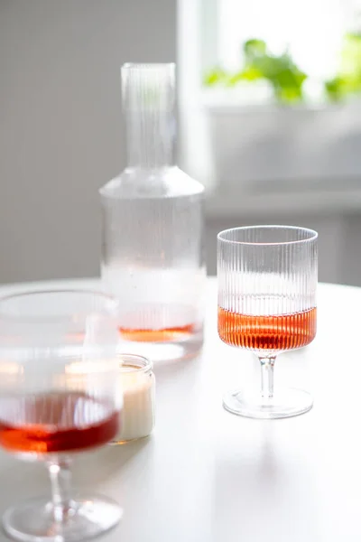 Rosenwein Trendigen Rippengläsern Und Dekanter Auf Weißem Tisch Wochenend Hausweinparty — Stockfoto