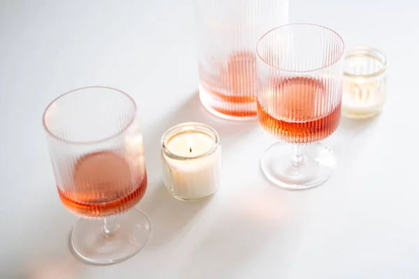 Wino Różowe Modnych Żebrowanych Kieliszkach Wina Karafce Białym Stole Domowa — Zdjęcie stockowe