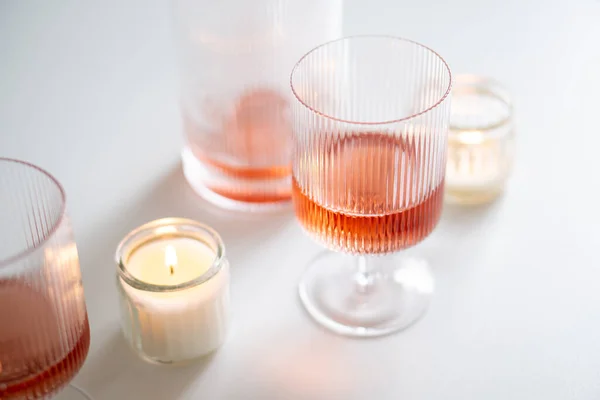 Rozenwijn Trendy Geribbelde Wijnglazen Decanter Witte Tafel Weekend Home Wine — Stockfoto