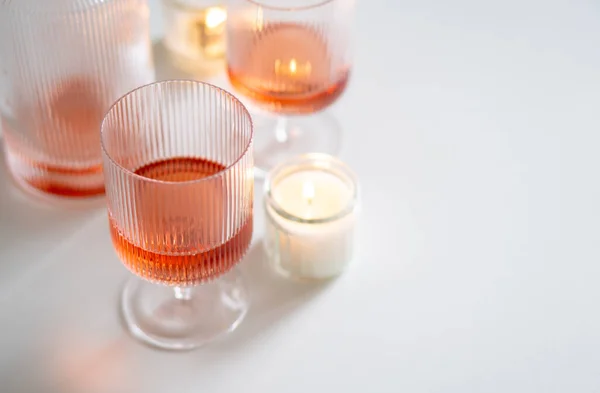 Wino Różowe Modnych Żebrowanych Kieliszkach Wina Karafce Białym Stole Domowa — Zdjęcie stockowe