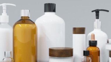 Farklı bej ve kahverengi cam ve plastik kozmetik şişeler ve kavanozlar, kopyalama alanı, modaya uygun cilt bakımı ve tedavi arka planına sahip birçok güzellik ürünü.