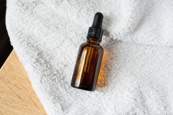 Amber Glass Serum Oil Dropper Bottle Laying White Towel Mock — Stock Photo, Image