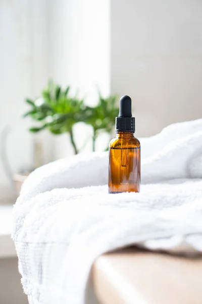 Brown Amber Glass Serum Oil Dropper Bottle White Towel Table — Stock Photo, Image