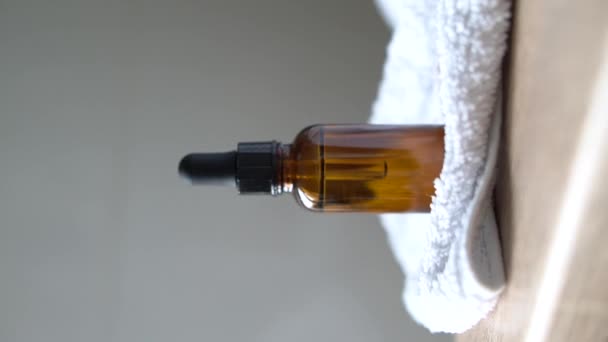 Amber Glas Serum Olie Druppelaar Fles Witte Handdoek Tafel Mock — Stockvideo