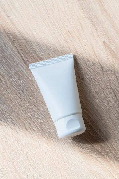 Witte Crème Buis Houten Tafel Mock Schoonheid Zorg Product Verpakking Rechtenvrije Stockfoto's