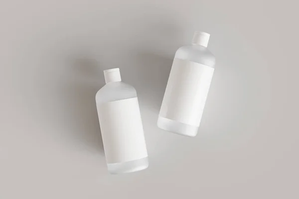 Dvě Plastové Kosmetické Nádoby Etiketami Šampon Láhve Položení Šedé Pozadí — Stock fotografie