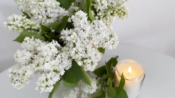 Bougie Allumée Dans Bocal Verre Clair Bouquet Lilas Blanc Sur — Video