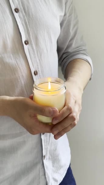 Mans Χέρια Κρατώντας Αναμμένο Κερί Γυάλινο Βάζο Διακοσμητικό Δοχείο Κερί — Αρχείο Βίντεο