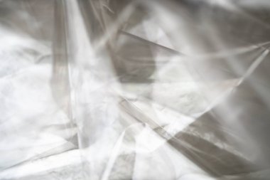 Buruşuk berrak plastik arka plan, soyut parlak kırık yüzey dokusu kırışıklıklar, yakın çekim