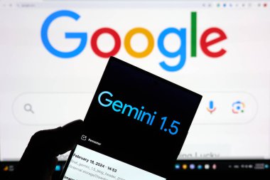 DOS, TX USA - FEBRUARY 19, 2024: Google Gemini logosu olan bir el google.com arama sayfası üzerinden cep telefonu tutuyor. Google Gemini 1.5, Google AI tarafından geliştirilen yeni nesil büyük dil modelidir.
