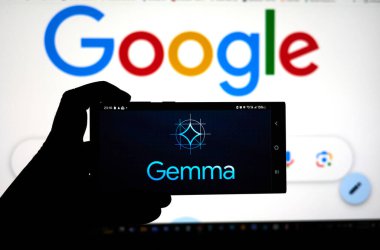 DUS, TX USA - 22 Şubat 2024: Google Gemma logolu cep telefonu tutan bir el. Google Gemma, hafif açık modellerden oluşan ailesi olan herkes için ileri teknoloji yapay zeka erişimini mümkün kılıyor..