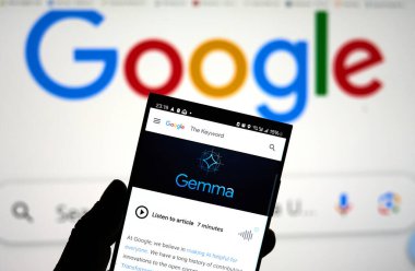 DUS, TX USA - 22 Şubat 2024: Google Gemma logolu cep telefonu tutan bir el. Google Gemma, hafif açık modellerden oluşan ailesi olan herkes için ileri teknoloji yapay zeka erişimini mümkün kılıyor..