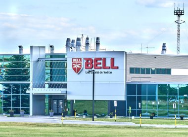 Montreal, Kanada - 26 Haziran 2023: Bell Textron helikopterleri Quebec 'te. Bir Textron yan kuruluşu olan Bell Textron Teksas 'ta askeri helikopterler ve Kanada' da ticari helikopterler tasarlıyor ve inşa ediyor.