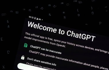 Dallas, TX USA - 24 Şubat 2024: Klavyedeki android cep telefonlu ChatGPT botun hoş geldiniz sayfası. OpenAI 'ın ChatGPT' si, kullanıcılara güçlü bir dil modeli kullanarak konuşmaları yönlendirme olanağı sağlıyor.