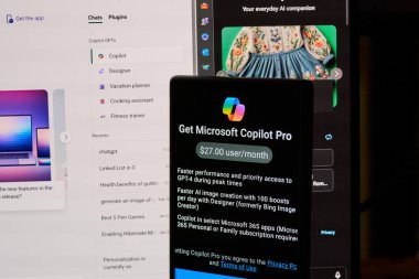Dallas TX, ABD - 24 Şubat 2024: Copilot android uygulaması ve bir cep telefonu aboneliği. Microsoft Copilot, Microsoft tarafından geliştirilen bir sohbet robotudur. Geniş bir dil modeline dayanır ve