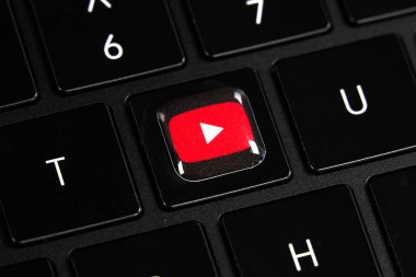 Dallas, TX USA - 24 Şubat 2024: Youtube logo kırmızı düğmesi dizüstü bilgisayarın klavyesinde. Teknoloji devi Google, online reklamlardan elektroniğe kadar yapay zeka, arama, yazılım ve daha fazlası üzerine odaklanır..