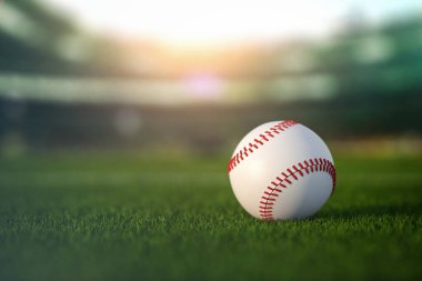 Beyzbol stadyumunun çimlerinde beyzbol topu. 3d illüstrasyon