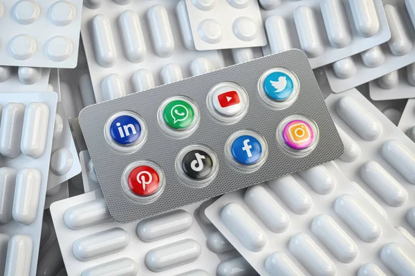 バルセロナ スペイン 2023 最も人気のあるソーシャルネットワークのロゴが付いた丸薬 ソーシャルメディア中毒の概念 Pinterest Youtube Facebook Twitter Instagram — ストック写真