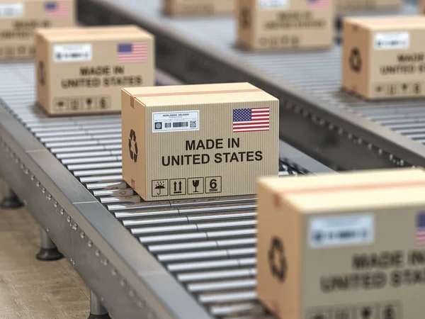 美国制造 纸板箱在滚筒输送机上印有美国和美国国旗的文字 3D说明 — 图库照片