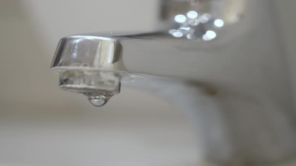 Gotas Água Pingando Torneira Banheiro Fuga Água Macro Câmera Lenta — Vídeo de Stock