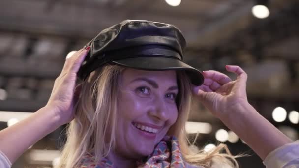 Lachende Blonde Vrouwen Klant Proberen Lederen Hoed Een Moderne Luxe — Stockvideo