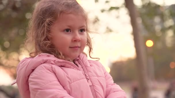 Κοντινό Πορτραίτο Χαρούμενο Κοριτσάκι Κοιτάζει Ενδιαφέρον Τους Συμμαθητές Του Όμορφο — Αρχείο Βίντεο