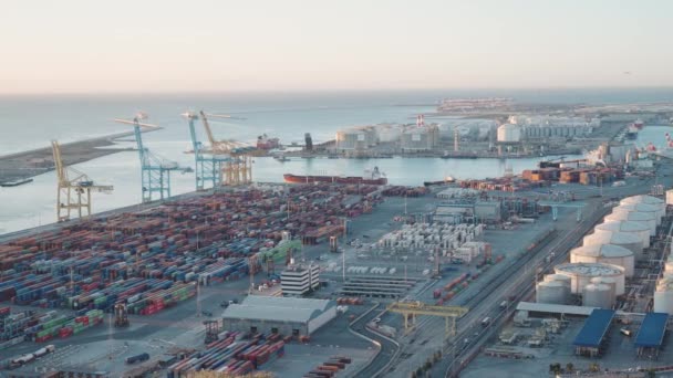 Letecký Pohled Průmyslovou Část Barcelonského Přístavu Loděmi Nákladními Kontejnery Nakládacími — Stock video