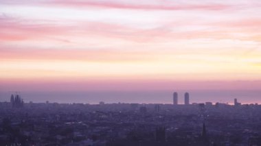 Sabahın erken saatlerinde Barcelona 'nın havadan panoramik görüntüsü.
