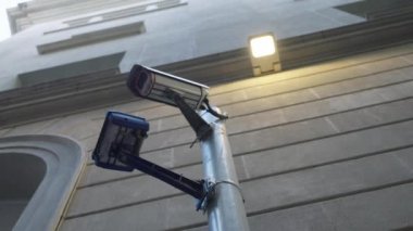 Büyük kapalı devre kamera soldaki bir duvarı gösteriyor.