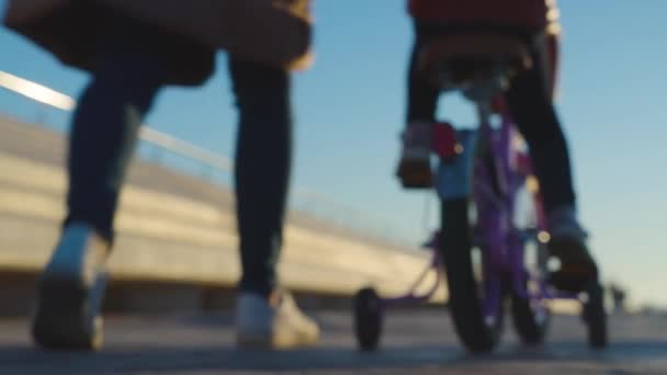 Μητέρα Μαθαίνει Στην Κόρη Κάνει Ποδήλατο Κόρη Ιππασία Ποδήλατο Για — Αρχείο Βίντεο