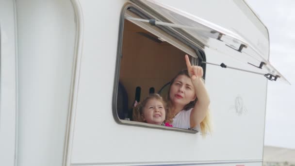 Mama Fiica Veselă Privesc Din Fereastra Camperului Natură Sărbători Familie — Videoclip de stoc