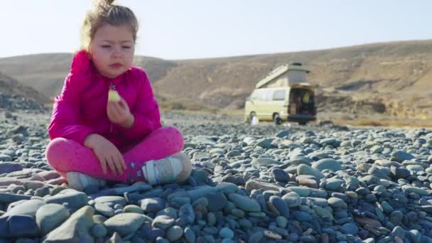 Üzgün Küçük Kız Karavandan Uzakta Tek Başına Oturuyor Yalnız Çocukluk — Stok video
