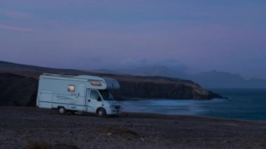 La Pared, Fuerteventura, Kanarya Adaları, İspanya 'da dağ ve okyanus manzaralı eski bir karavan karavanı..