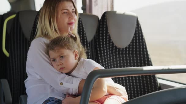 Matka Córka Ramionach Zmęczone Długiej Podróży Pustym Autobusem Patrząc Przez — Wideo stockowe