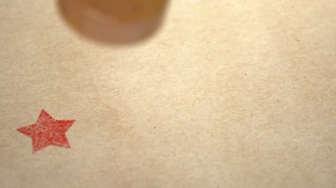 Damgalı el işi kağıda basılmış beş yıldız. Derecelendirme, en iyi seçim, müşteri deneyimi ve yüksek kaliteli konsept. 3d video 4K