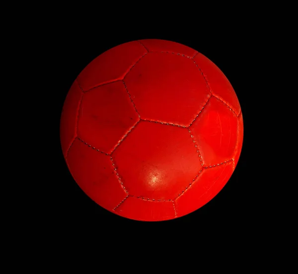 黒の背景に赤いサッカーボール — ストック写真