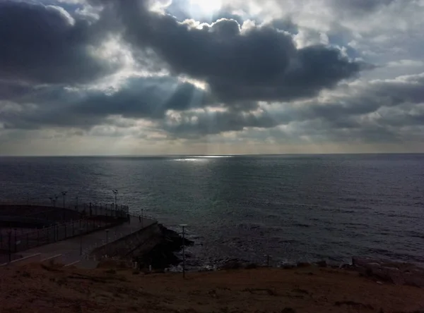 Μαύρο Σύννεφο Πάνω Από Θάλασσα Ακτή Της Κασπίας Θάλασσας Ακτάου — Φωτογραφία Αρχείου