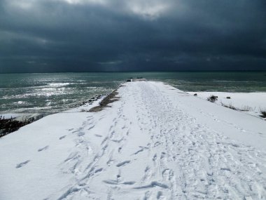 Hazar Denizi 'nin karla kaplı kıyıları. Hazar Denizi. Aktau. Kazakistan. Mangistau bölgesi. 18 Şubat 2021.