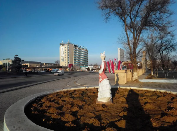 Socha Dívky Květinovém Záhonu Město Aktau Oblast Mangistau Kazachstán Prosince — Stock fotografie
