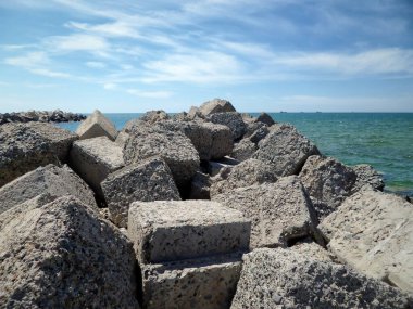 Beton baraj. Deniz suyunun tuzdan arındırılması için su girişi kanalı. Kazakistan. Mangistau bölgesi. Aktau. 07 Mayıs 2021.
