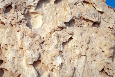 Yüzey kumlu kayası. Hazar Denizi 'nin kayalık kıyısı.