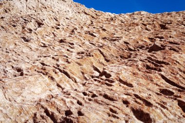 Yüzey kumlu kayası. Hazar Denizi 'nin kayalık kıyısı.