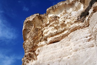 Hazar Denizi kıyısındaki kayalar.