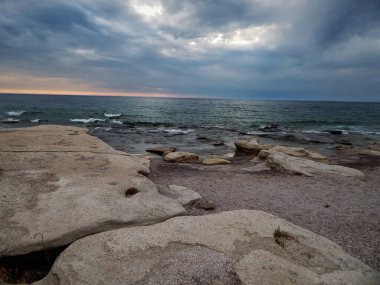 Hazar Denizi 'nin sert kıyıları. Kazakistan. Mangistau bölgesi. 15 Temmuz 2020.