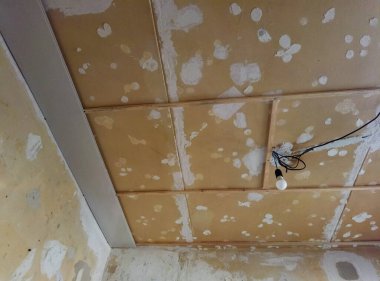 Eski püskü duvarlar ve tavan. Mutfakta apartman tadilatı var..