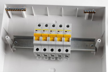 Plastik dağıtım panosu. Elektrik panosu. Yakın plan. Açık gri arkaplanda izole.