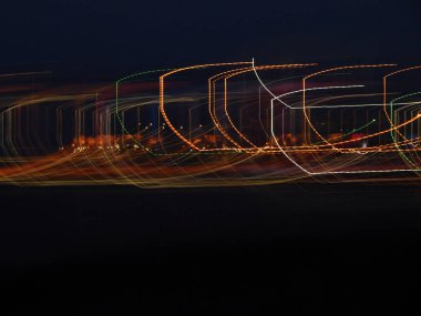 Parlak renk deseni. Gece gökyüzünün arka planında.